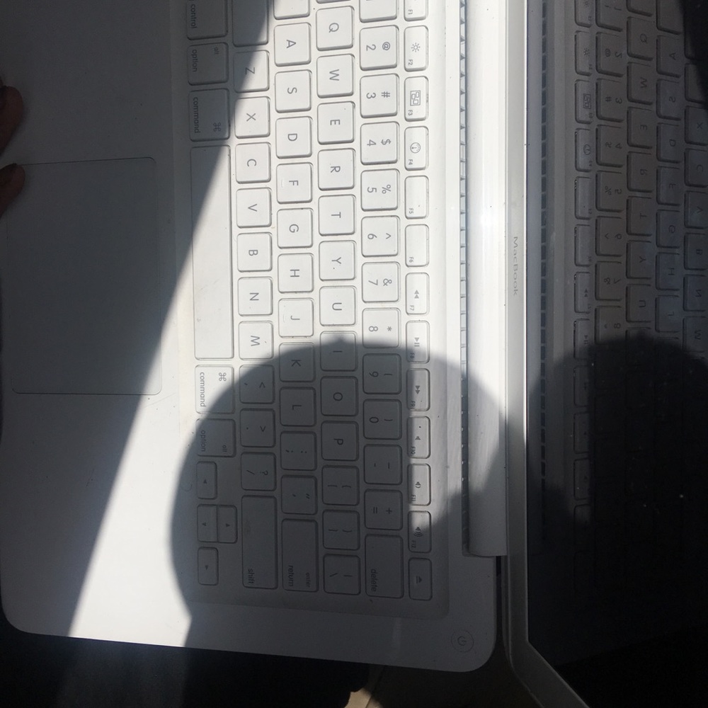Apple MacBook - Picture 3 of 5